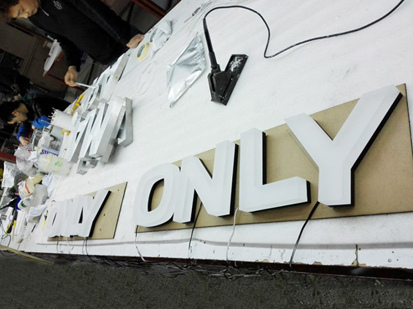 面发光标识产品