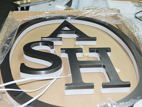 东莞背发光标识制作